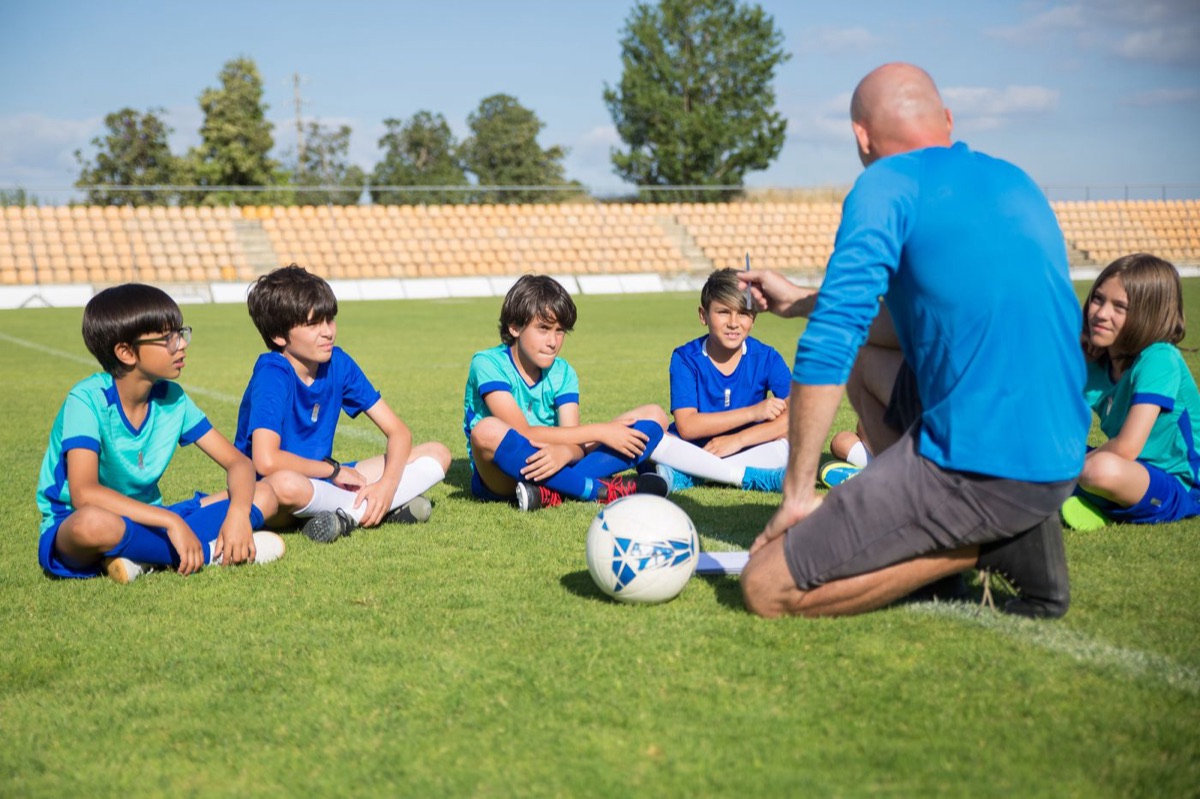 Professor conversando com a turma no treino